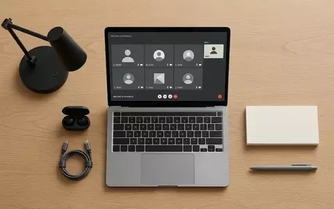 Flatlay-Arrangement rund um Videokonferenz zum Thema Webex Meetings, ISIN US17275R1023, weiches Oberlicht - Foto: THN