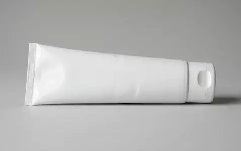 Fotorealistische Studioaufnahme von Zahnpasta zum Thema Dentagard Zahnpasta, ISIN US1941621039, klare Lichtfuehrung - Foto: THN