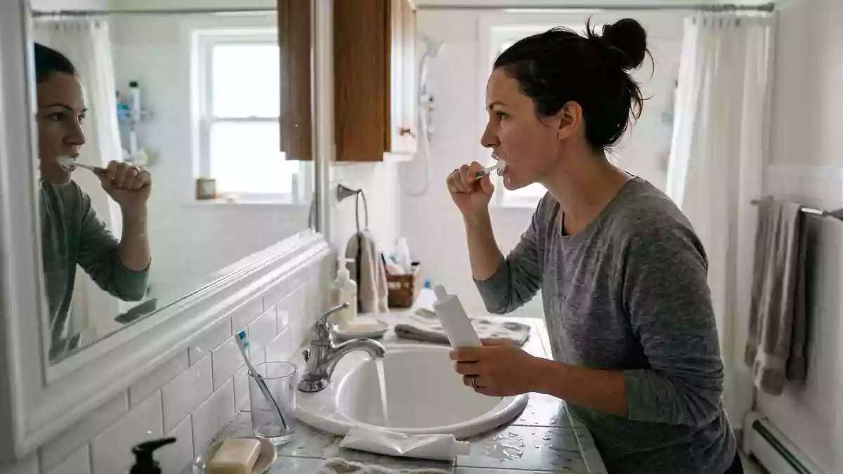 Fotorealistische Ansicht von Zahnpasta im Badezimmer in realer Umgebung, neutral