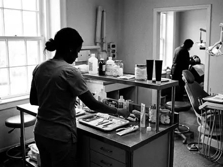 Schwarzweiss-Reportage mit Zahnpasta zum Thema Dentagard Zahnpasta, ISIN US1941621039, hoher Kontrast, sachlich dargestellt - Foto: THN