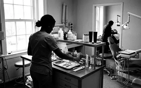 Schwarzweiss-Reportage mit Zahnpasta zum Thema Dentagard Zahnpasta, ISIN US1941621039, hoher Kontrast, sachlich dargestellt - Foto: THN