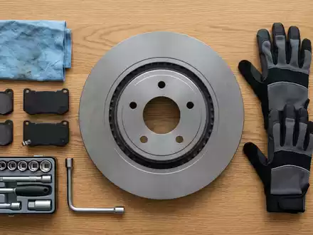 Flatlay-Arrangement rund um Bremsbeläge zum Thema Brembo Bremsbeläge, ISIN IT0005252728, weiches Oberlicht - Foto: THN
