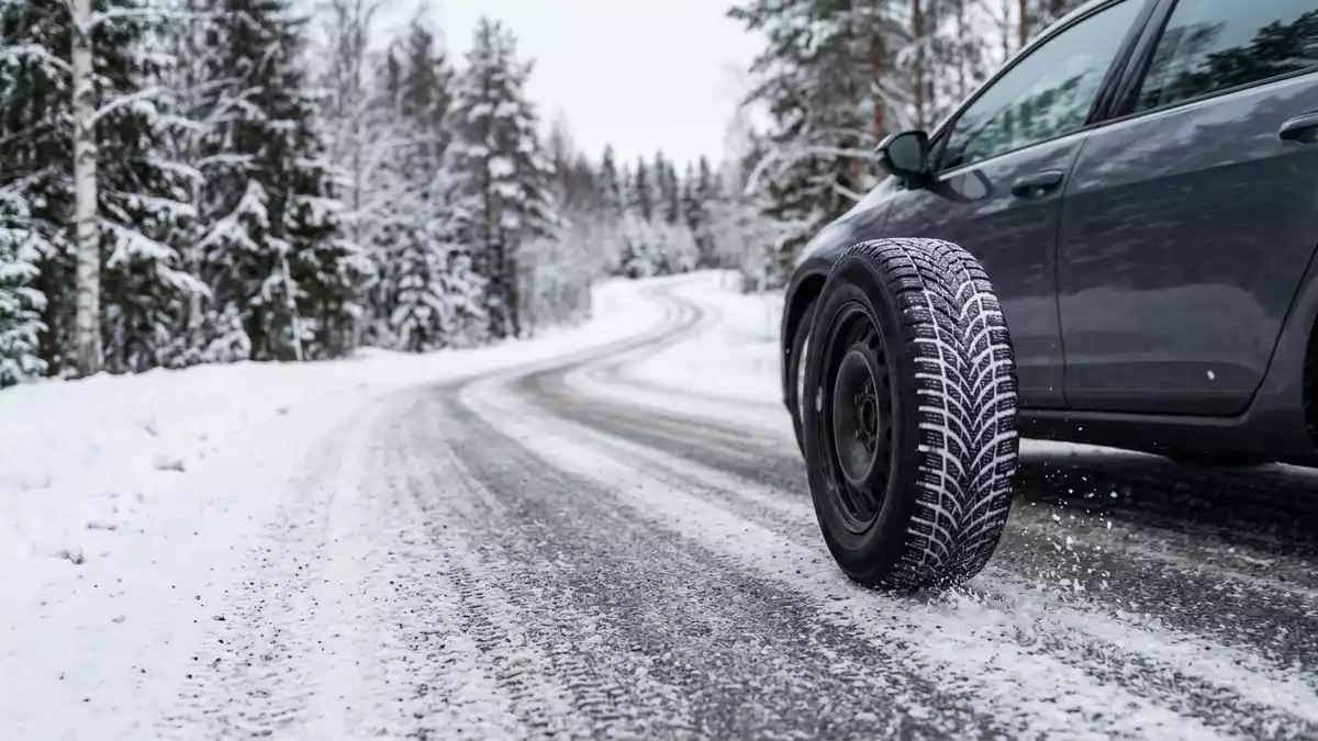 Fotorealistische Ansicht von Winterreifen am Fahrzeug in realer Umgebung, neutral
