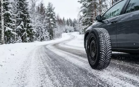 Fotorealistische Aufnahme von Winterreifen am Fahrzeug zum Thema Bridgestone Blizzak, ISIN JP3830800003, natuerliches Licht - Foto: THN