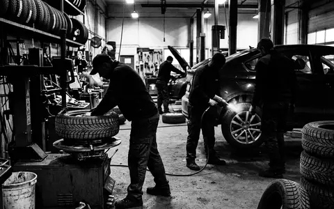 Schwarzweiss-Reportage mit Winterreifen zum Thema Bridgestone Blizzak, ISIN JP3830800003, hoher Kontrast, sachlich dargestellt - Foto: THN