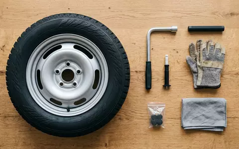 Flatlay-Arrangement rund um Winterreifen zum Thema Bridgestone Blizzak, ISIN JP3830800003, weiches Oberlicht - Foto: THN