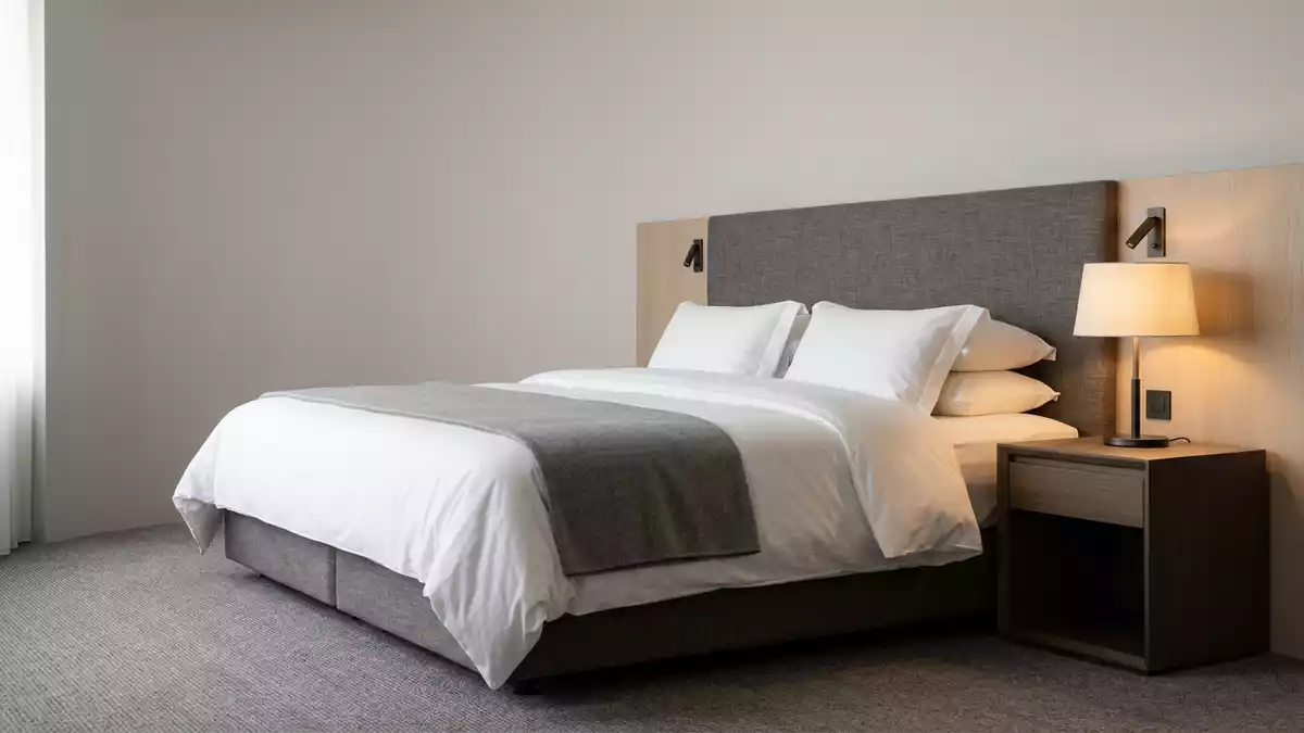 Fotorealistische Studioansicht von Hotelzimmer in neutraler Produktdarstellung