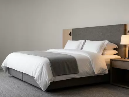 Fotorealistische Studioaufnahme von Hotelzimmer zum Thema Booking.com Hotel, ISIN US09857L1089, klare Lichtfuehrung - Foto: THN