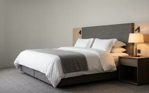Fotorealistische Studioaufnahme von Hotelzimmer zum Thema Booking.com Hotel, ISIN US09857L1089, klare Lichtfuehrung - Foto: THN