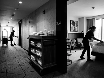 Schwarzweiss-Reportage mit Hotelzimmer zum Thema Booking.com Hotel, ISIN US09857L1089, hoher Kontrast, sachlich dargestellt - Foto: THN