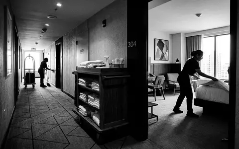 Schwarzweiss-Reportage mit Hotelzimmer zum Thema Booking.com Hotel, ISIN US09857L1089, hoher Kontrast, sachlich dargestellt - Foto: THN