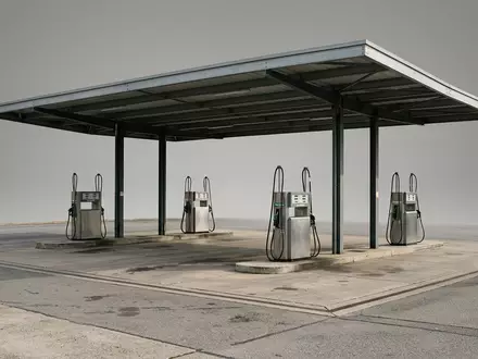 Fotorealistische Studioaufnahme von Tankstellenanlage zum Thema Aral Tankstelle, ISIN GB0007980591, klare Lichtfuehrung - Foto: THN