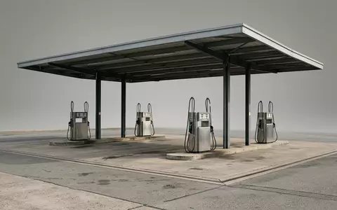 Fotorealistische Studioaufnahme von Tankstellenanlage zum Thema Aral Tankstelle, ISIN GB0007980591, klare Lichtfuehrung - Foto: THN