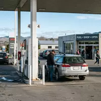 Fotorealistische Aufnahme von Tankstellenanlage an der Tankstelle zum Thema Aral Tankstelle, ISIN GB0007980591, natuerliches Licht - Foto: THN