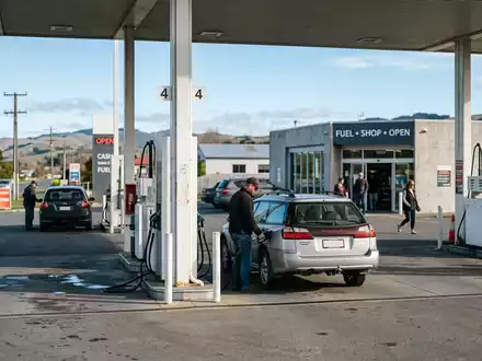 Fotorealistische Aufnahme von Tankstellenanlage an der Tankstelle zum Thema Aral Tankstelle, ISIN GB0007980591, natuerliches Licht - Foto: THN
