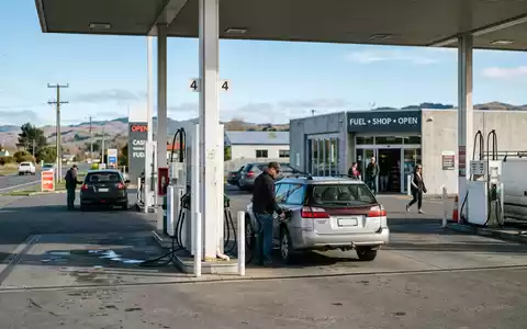 Fotorealistische Aufnahme von Tankstellenanlage an der Tankstelle zum Thema Aral Tankstelle, ISIN GB0007980591, natuerliches Licht - Foto: THN