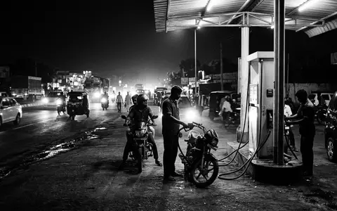 Schwarzweiss-Reportage mit Tankstellenanlage zum Thema Aral Tankstelle, ISIN GB0007980591, hoher Kontrast, sachlich dargestellt - Foto: THN