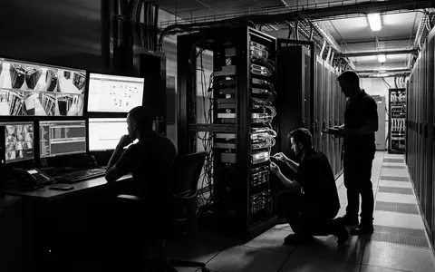 Schwarzweiss-Reportage mit Netzwerksicherheit zum Thema Norton, ISIN US11135F1012, hoher Kontrast, sachlich dargestellt - Foto: THN