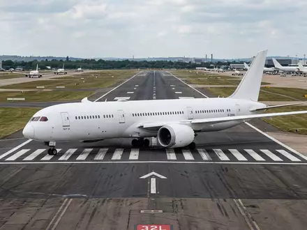 Fotorealistische Aufnahme von Passagierflugzeug auf Flugreisen zum Thema American Airlines Flug, ISIN US0010551028, natuerliches Licht - Foto: THN
