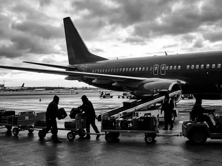 Schwarzweiss-Reportage mit Passagierflugzeug zum Thema American Airlines Flug, ISIN US0010551028, hoher Kontrast - Foto: THN
