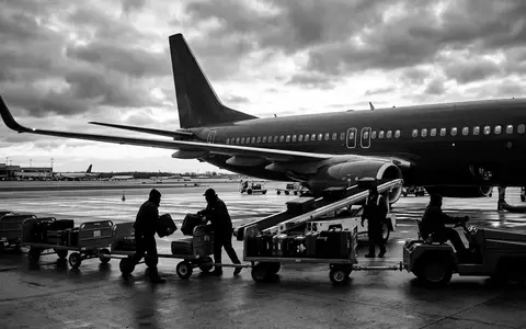 Schwarzweiss-Reportage mit Passagierflugzeug zum Thema American Airlines Flug, ISIN US0010551028, hoher Kontrast - Foto: THN