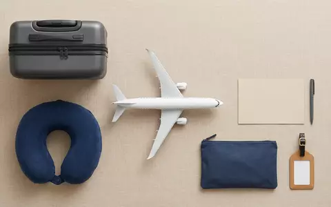 Flatlay-Arrangement rund um Passagierflugzeug zum Thema American Airlines Flug, ISIN US0010551028, weiches Oberlicht - Foto: THN