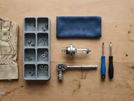 Flatlay-Arrangement rund um Autolampe zum Thema Osram Night Breaker, ISIN AT0000A18XM4, weiches Oberlicht - Foto: THN