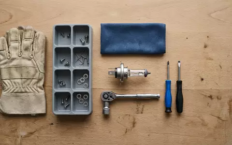 Flatlay-Arrangement rund um Autolampe zum Thema Osram Night Breaker, ISIN AT0000A18XM4, weiches Oberlicht - Foto: THN