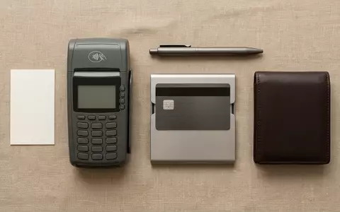 Flatlay-Arrangement rund um Kreditkarte zum Thema American Express Gold Card, ISIN US0258161092, weiches Oberlicht - Foto: THN
