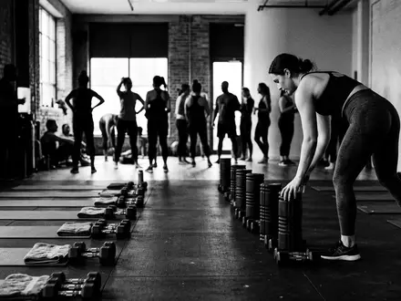 Schwarzweiss-Reportage mit Sportleggings zum Thema Aerie Leggings, ISIN US02553E1064, hoher Kontrast, sachlich dargestellt - Foto: THN