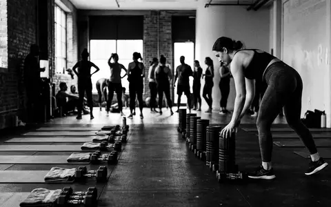Schwarzweiss-Reportage mit Sportleggings zum Thema Aerie Leggings, ISIN US02553E1064, hoher Kontrast, sachlich dargestellt - Foto: THN