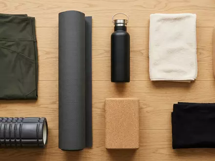Flatlay-Arrangement rund um Sportleggings zum Thema Aerie Leggings, ISIN US02553E1064, weiches Oberlicht - Foto: THN