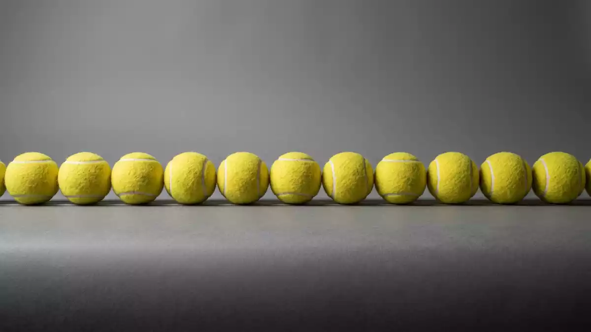 Fotorealistische Studioansicht von Tennisbälle in neutraler Produktdarstellung