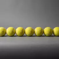 Fotorealistische Studioaufnahme von Tennisbälle zum Thema Wilson Tennisbälle, ISIN FI0009000285, klare Lichtfuehrung - Foto: THN