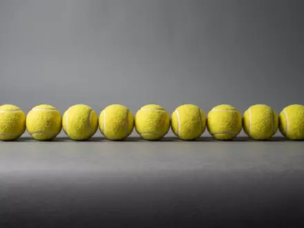 Fotorealistische Studioaufnahme von Tennisbälle zum Thema Wilson Tennisbälle, ISIN FI0009000285, klare Lichtfuehrung - Foto: THN