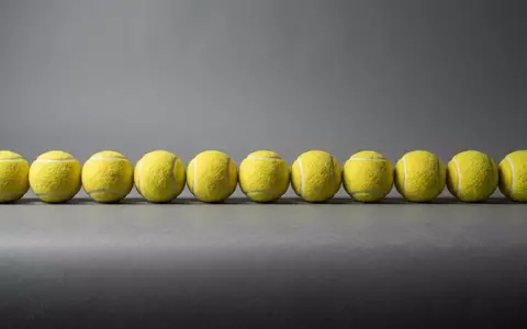 Fotorealistische Studioaufnahme von Tennisbälle zum Thema Wilson Tennisbälle, ISIN FI0009000285, klare Lichtfuehrung - Foto: THN