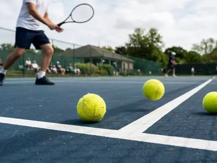 Fotorealistische Aufnahme von Tennisbälle auf dem Tennisplatz zum Thema Wilson Tennisbälle, ISIN FI0009000285, natuerliches Licht - Foto: THN