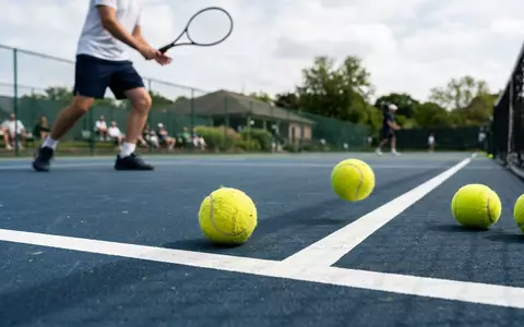 Fotorealistische Aufnahme von Tennisbälle auf dem Tennisplatz zum Thema Wilson Tennisbälle, ISIN FI0009000285, natuerliches Licht - Foto: THN