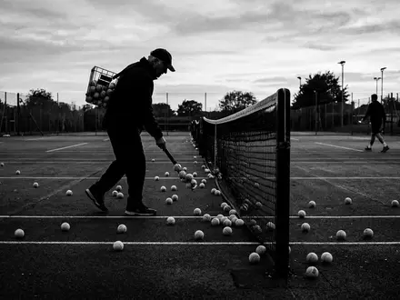 Schwarzweiss-Reportage mit Tennisbälle zum Thema Wilson Tennisbälle, ISIN FI0009000285, hoher Kontrast, sachlich dargestellt - Foto: THN
