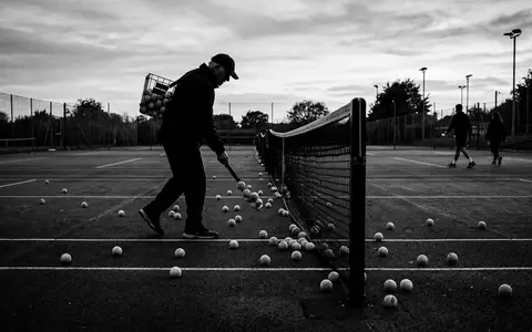 Schwarzweiss-Reportage mit Tennisbälle zum Thema Wilson Tennisbälle, ISIN FI0009000285, hoher Kontrast, sachlich dargestellt - Foto: THN