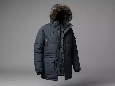 Fotorealistische Studioaufnahme von Winterparka zum Thema Canada Goose Parka, ISIN CA1350871028, klare Lichtfuehrung - Foto: THN