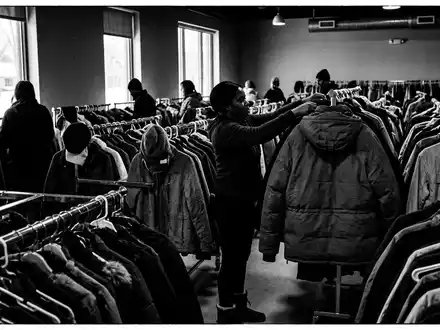 Schwarzweiss-Reportage mit Winterparka zum Thema Canada Goose Parka, ISIN CA1350871028, hoher Kontrast - Foto: THN