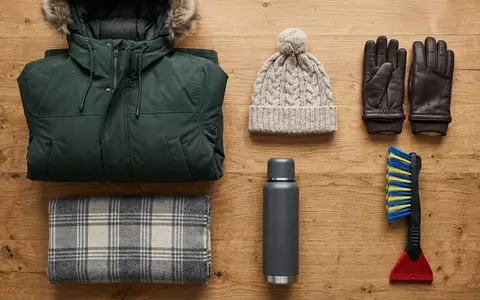 Flatlay-Arrangement rund um Winterparka zum Thema Canada Goose Parka, ISIN CA1350871028, weiches Oberlicht - Foto: THN