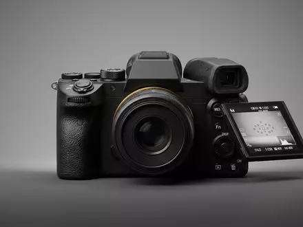 Fotorealistische Studioaufnahme von Systemkamera zum Thema Canon EOS R5, ISIN JP3242800005, klare Lichtfuehrung - Foto: THN