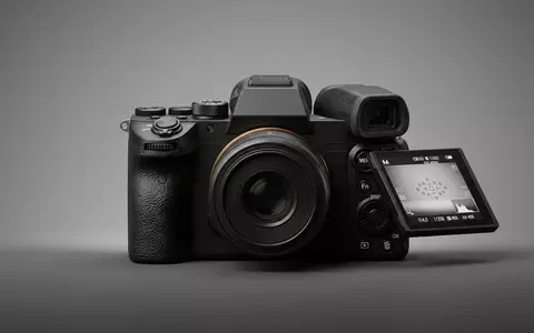 Fotorealistische Studioaufnahme von Systemkamera zum Thema Canon EOS R5, ISIN JP3242800005, klare Lichtfuehrung - Foto: THN