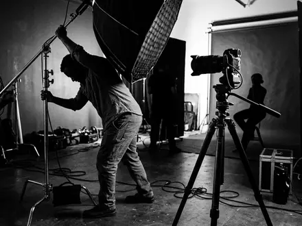 Schwarzweiss-Reportage mit Systemkamera zum Thema Canon EOS R5, ISIN JP3242800005, hoher Kontrast - Foto: THN