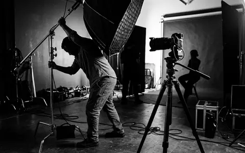 Schwarzweiss-Reportage mit Systemkamera zum Thema Canon EOS R5, ISIN JP3242800005, hoher Kontrast - Foto: THN