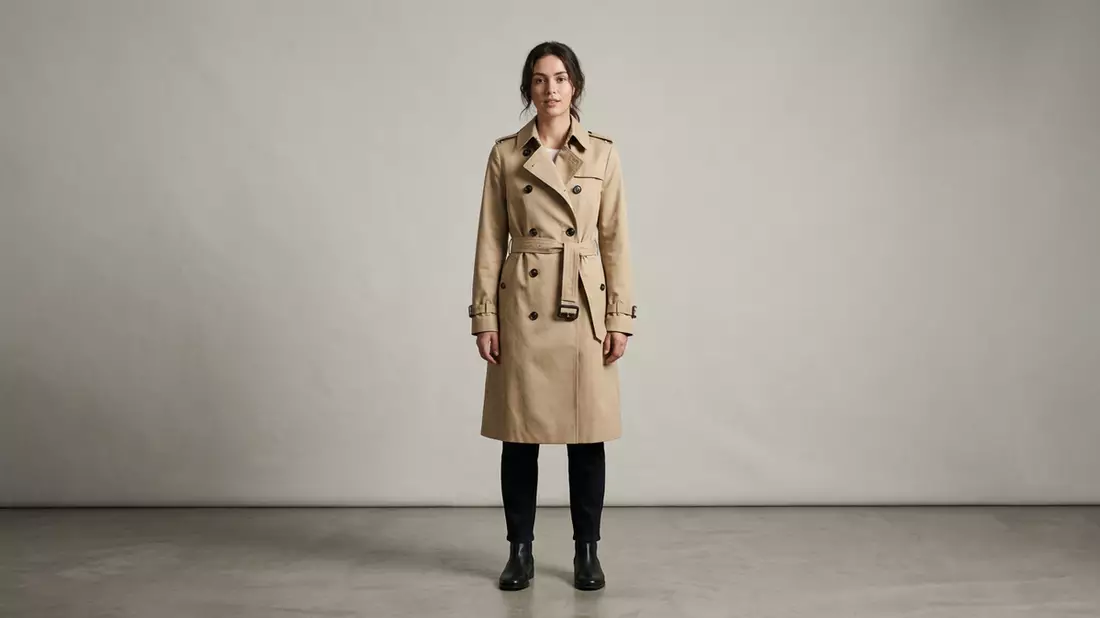 Fotorealistische Studioansicht von Trenchcoat in neutraler Produktdarstellung, neutral
