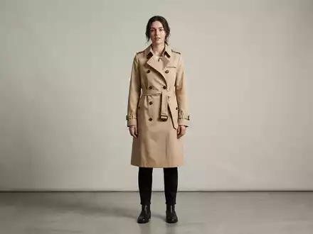 Fotorealistische Studioaufnahme von Trenchcoat zum Thema Burberry Trenchcoat, ISIN GB0031743007, klare Lichtfuehrung - Foto: THN