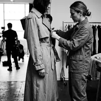 Schwarzweiss-Reportage mit Trenchcoat zum Thema Burberry Trenchcoat, ISIN GB0031743007, hoher Kontrast, sachlich dargestellt - Foto: THN